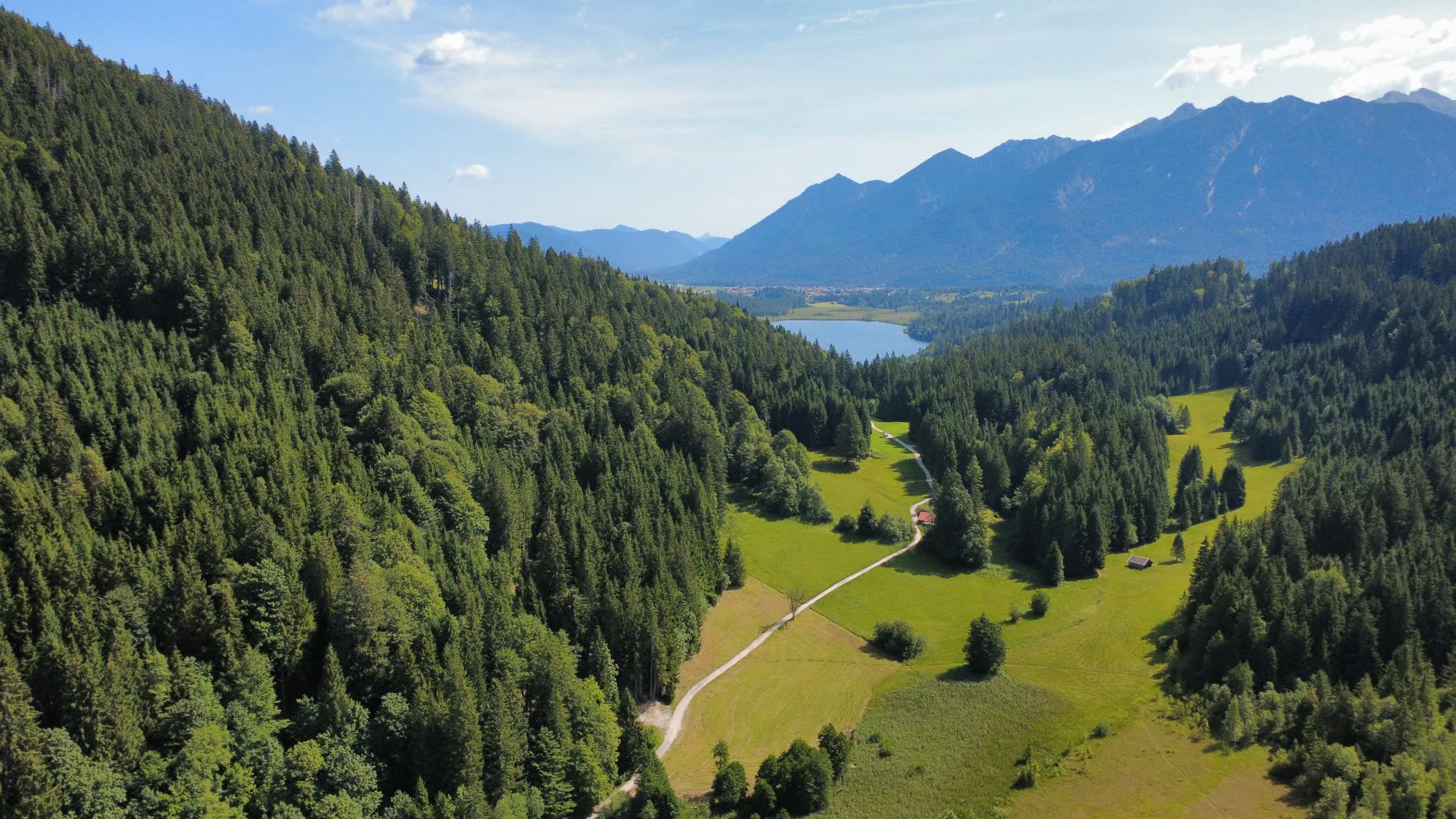 Meer tussen de bossen en bergweides