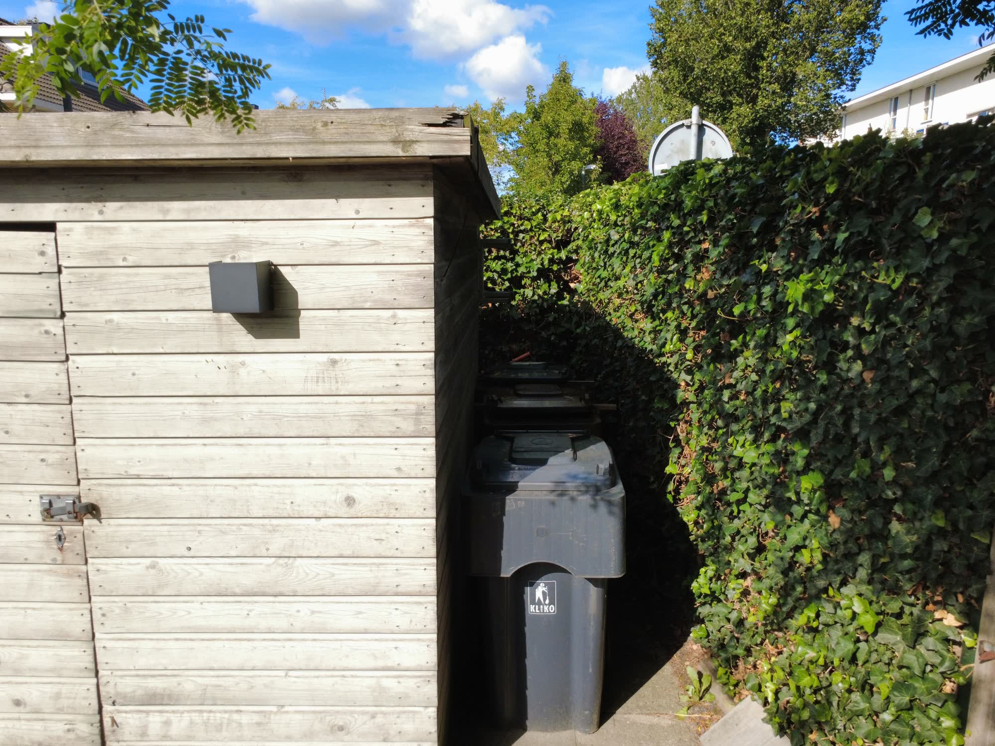 Ruimte naast de houten schuur waar de containers staan
