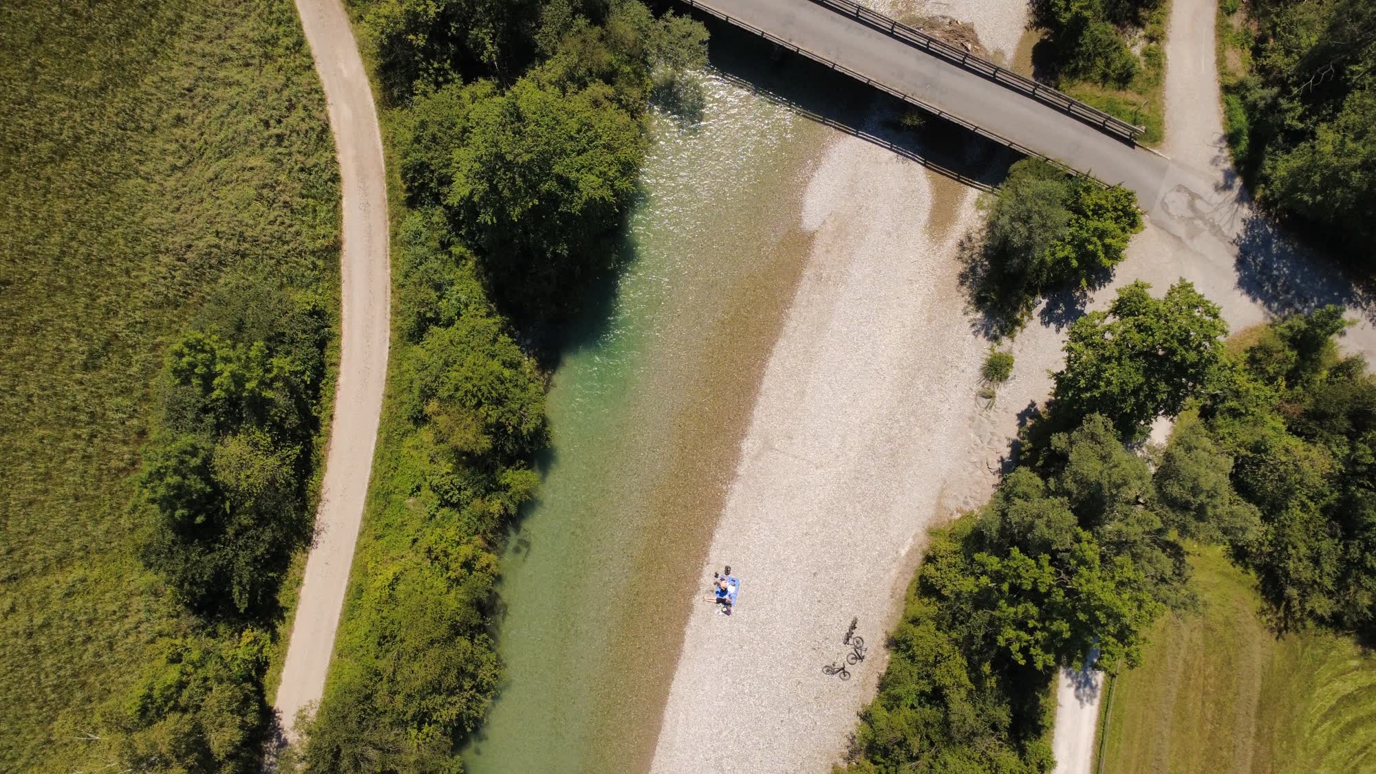 Rivier met een grindbank en een brug, recht van boven