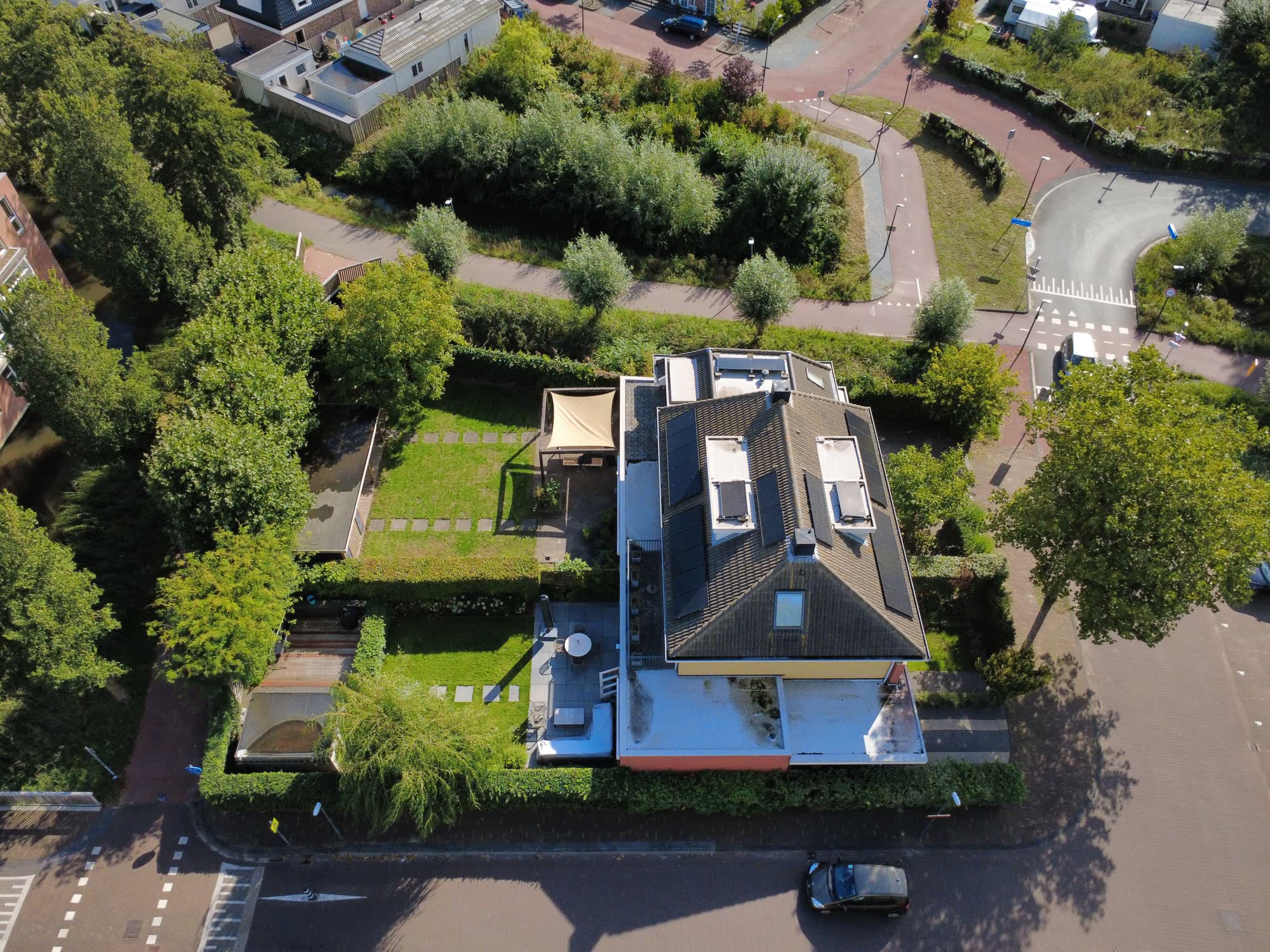 Het huis met het hele perceel en de rotonde in de buurt